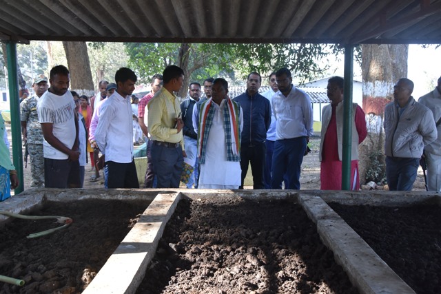 मंत्री श्री कवासी लखमा ने भैरमबंद गौठान के गोबर पेंट यूनिट का किया निरीक्षण