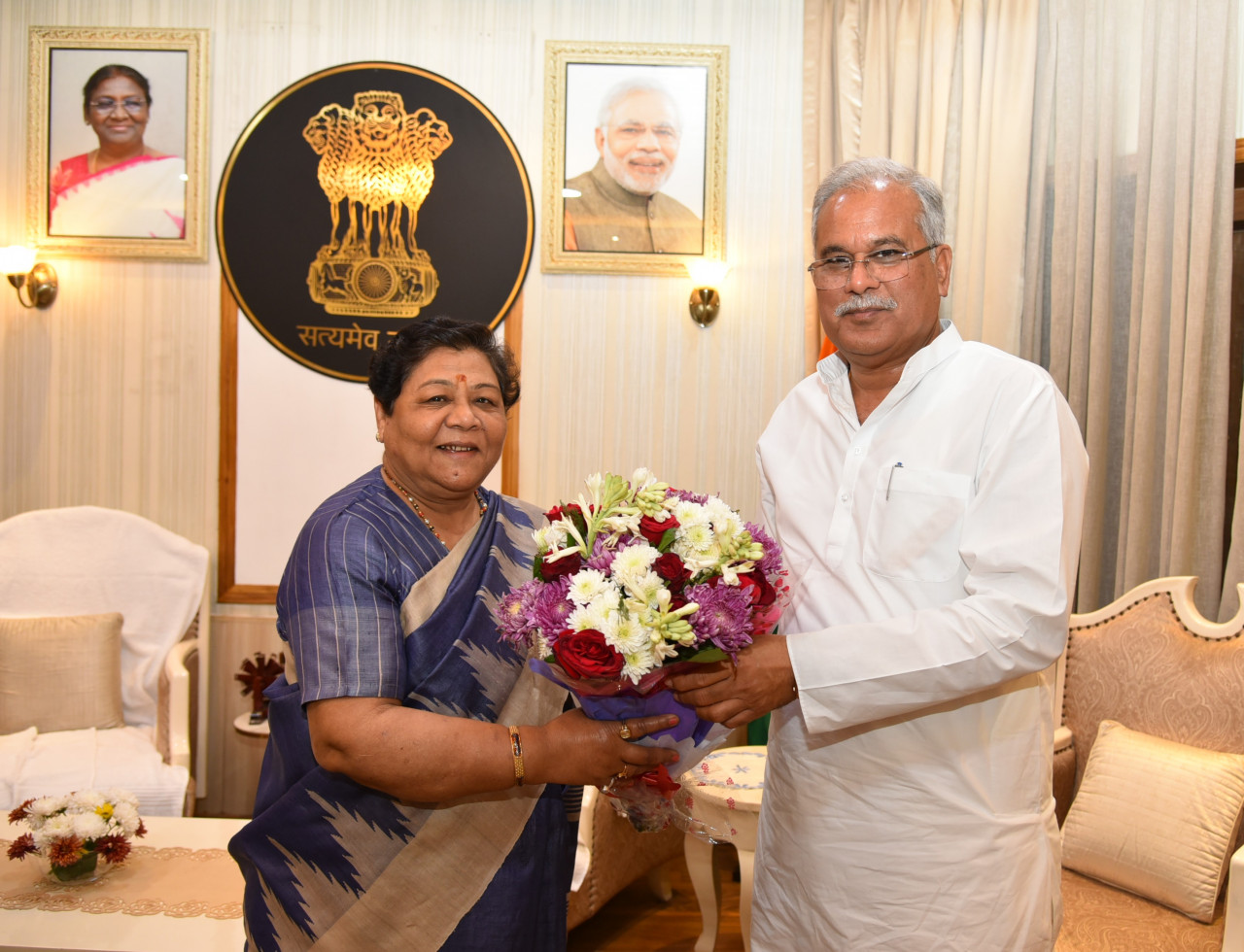 राज्यपाल सुश्री अनुसुईया उइके से मुख्यमंत्री श्री बघेल ने की सौजन्य भेंट, मणिपुर का राज्यपाल बनाये जाने पर दी बधाई