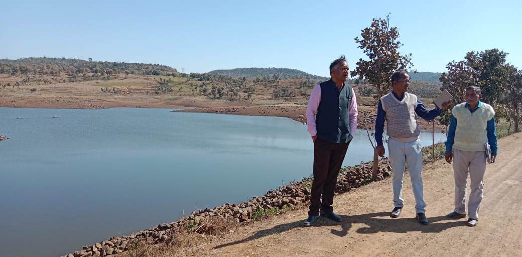 कलेक्टर श्री ध्रुव ने मोरगा जलाशय का मुआयना किया