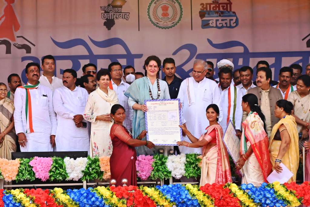  भरोसे का सम्मेलन : भूपेश-प्रियंका ने हितग्राहियों को वितरित की सामग्री