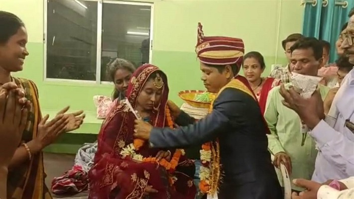 बीमार दुल्&zwj;हन से शादी रचाने दूल्हा पहुंचा अस्पताल, डाक्&zwj;टरों और मरीजों के बीच लिए फेरे