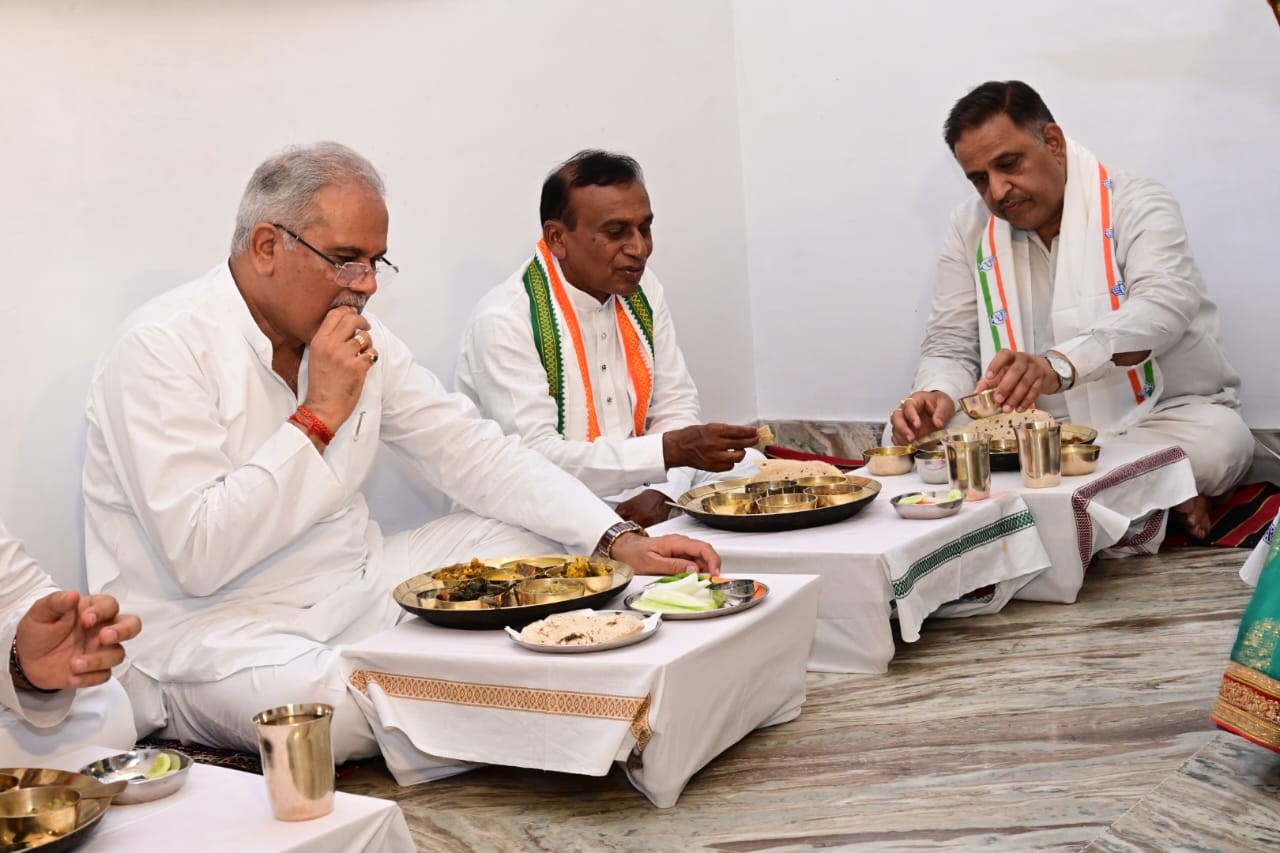  मुख्यमंत्री ने मठपारा निवासी राजू के घर पर लिया छत्तीसगढ़ी भोजन का आनंद