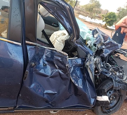 तेज रफ्तार कार ट्रक से टकराई, बाप-बेटी समेत 3 की मौत