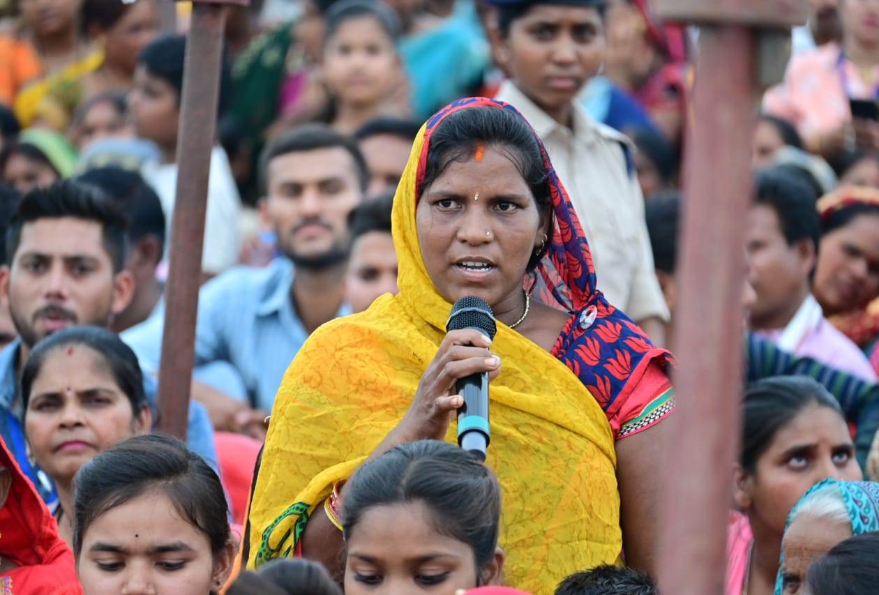 भेंट मुलाकात, कुरूद के किसानों ने सीएम को बताया योजनाओं से आई आर्थिक समृद्धि