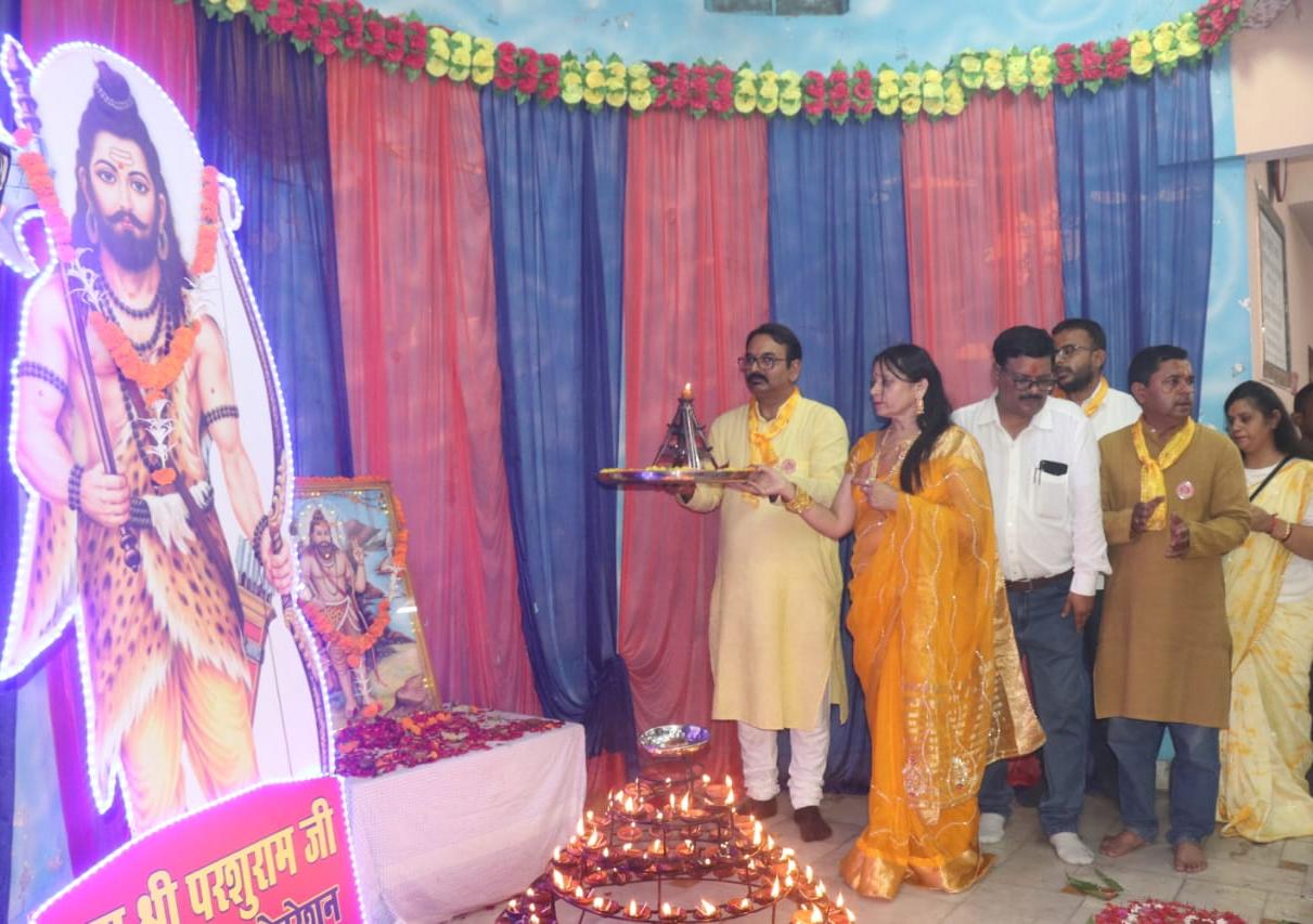  1100 दीपों से हुई भगवान परशुराम की महाआरती