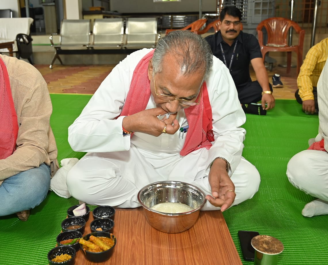 गृहमंत्री श्री ताम्रध्वज साहू ने बोरे-बासी खाकर श्रमिकों को दिया सम्मान