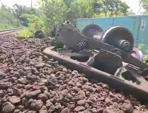  पटरी से उतरी मालगाड़ी, घंटों बाधित रही किरंदुल-विशाखापट्टनम लाइन...