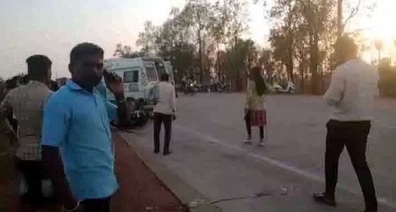 तेज रफ्तार बाइक ट्रक से टकराई, तीन की मौत...