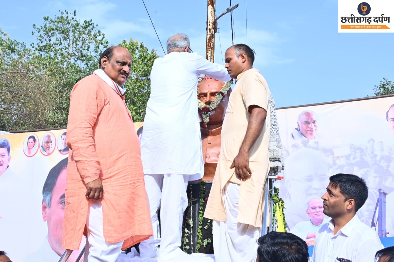 मुख्यमंत्री बघेल ने  पेंड्रा के राजीव चौक में किया पूर्व प्रधानमंत्री स्व. श्री राजीव गांधी की  प्रतिमा का  उद्घाटन