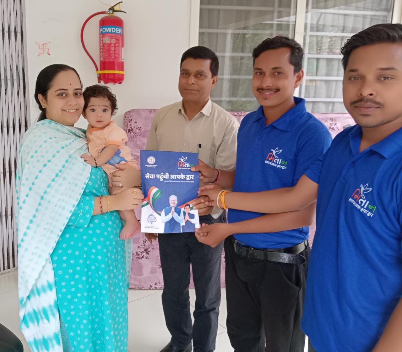 मुख्यमंत्री श्री भूपेश बघेल के घर पहुंचे मितान किया उनके पौत्र का आधार पंजीयन