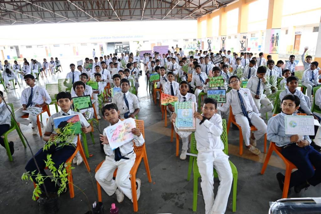 वन महोत्सव में स्कूली बच्चों ने लगाए 600 पौधे