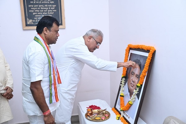 मुख्यमंत्री ने शहीद महेंद्र कर्मा को किया नमन