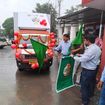 कलेक्टर के मार्गदर्शन में फसल बीमा प्रचार रथ रवाना
