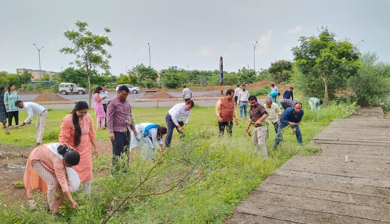राज्य सूचना आयोग परिसर में किया गया श्रमदान
