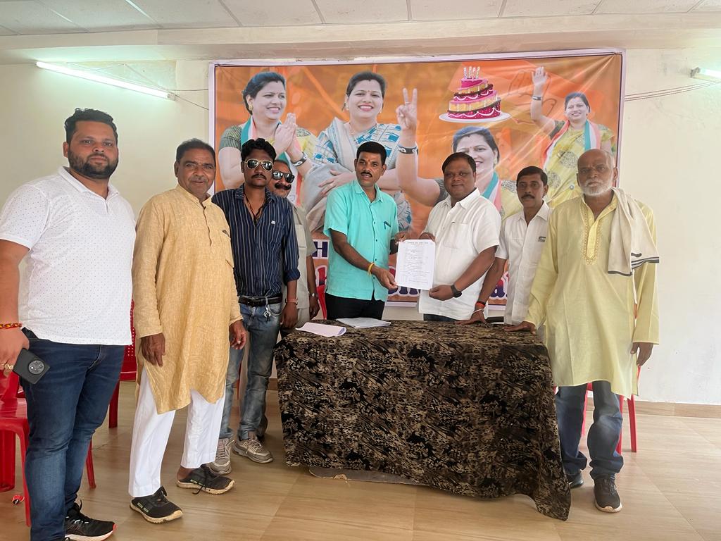 नपा उपाध्यक्ष ने की विधानसभा के लिए दावेदारी, अध्यक्षों को सौंपा आवेदन