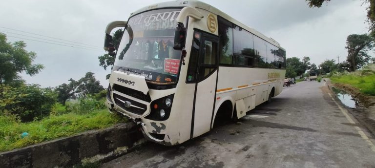 कोरबा में बस हादसा, कई यात्री घायल, दो को गंभीर चोट