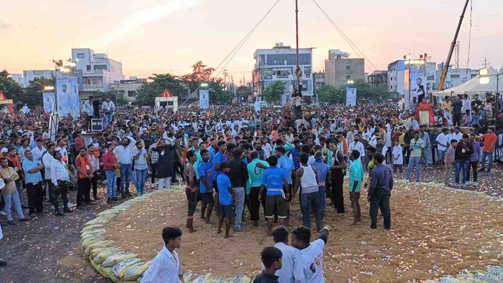 मटकी फोड़ आयोजन में कई राज्यों से पहुंची गोविंदा की टोलियां