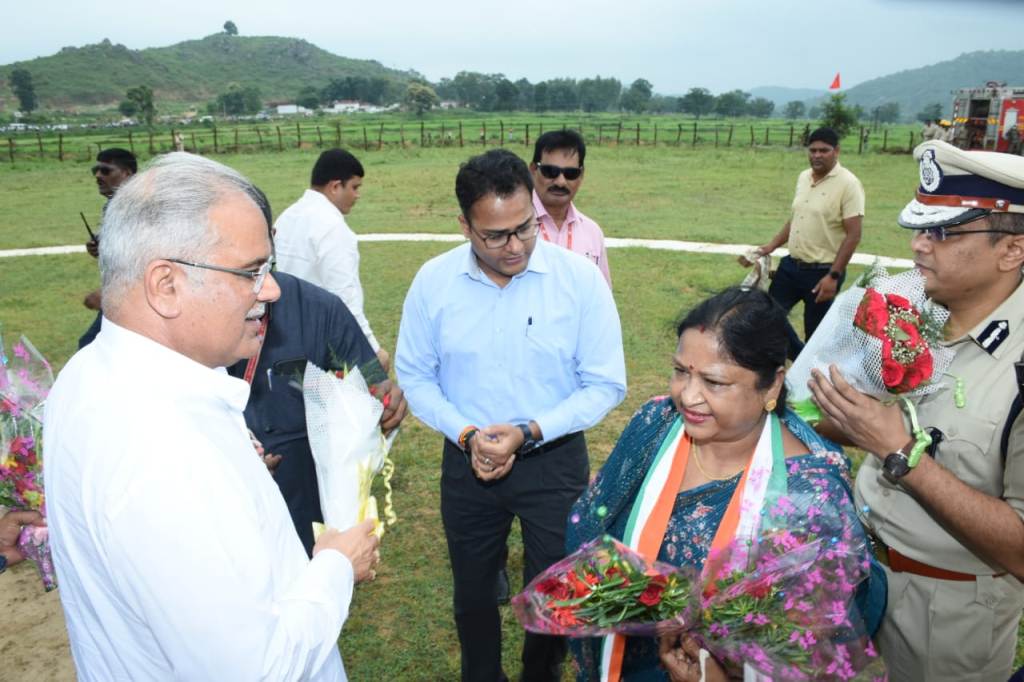  मुकुंदपुर पहुंचे सीएम बघेल, हेलीपैड पर हुआ स्वागत