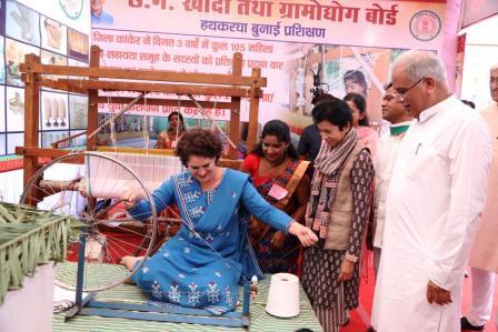  प्रियंका गांधी व मुख्यमंत्री ने महासम्मेलन परिसर में लगाये गये विभिन्न स्टॉलों का किया अवलोकन