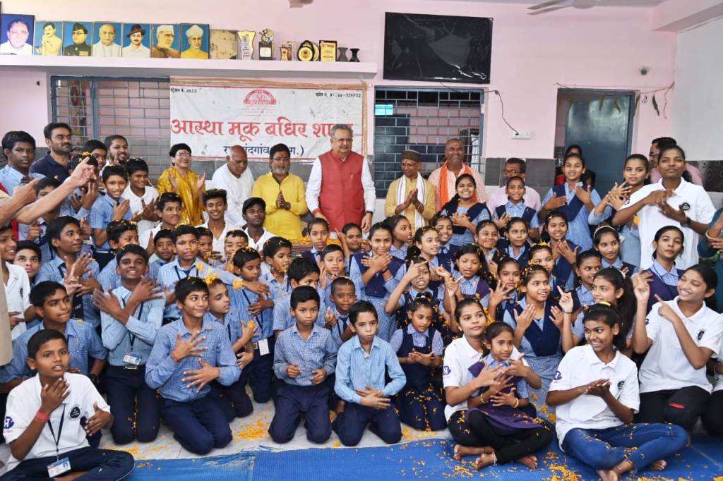  डॉ. रमन ने मूक-बधिर बच्चों के साथ मनाया जन्मदिन