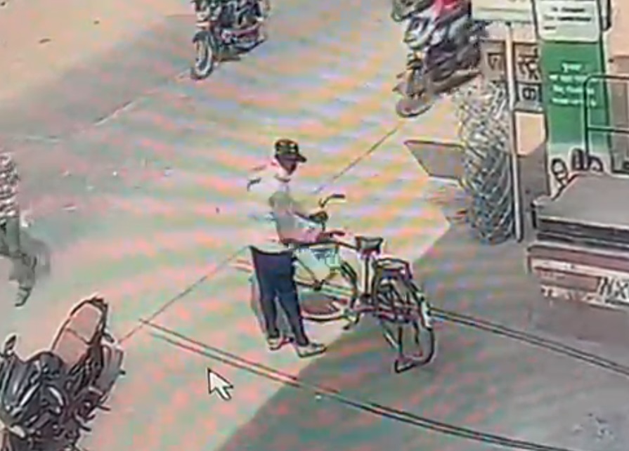  दिन दहाड़े पैसों से भरा थैला पार, सीसीटीवी में कैद हुई वारदात...