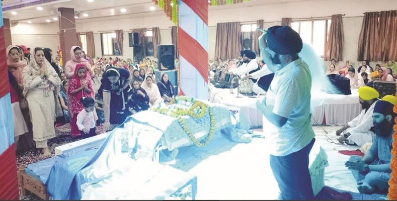 गुरुनानक देव जी की जयंती पर गुरुद्वारों में गूंजी गुरूवाणी