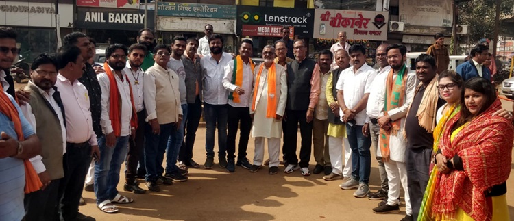भाजपा की सरकार बनने पर कार्यकर्ताओं ने सुपेला चौक में मनाया जश्न