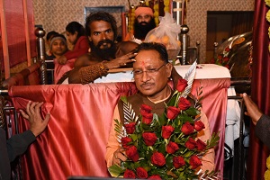  मुख्यमंत्री बाबाधाम कोसमनारा पहुंचे, सत्यनारायण बाबा से लिया आशीर्वाद