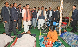 नववर्ष पर रैनबसेरों में पहुंचे मुख्यमंत्री जाना लोगों का हाल