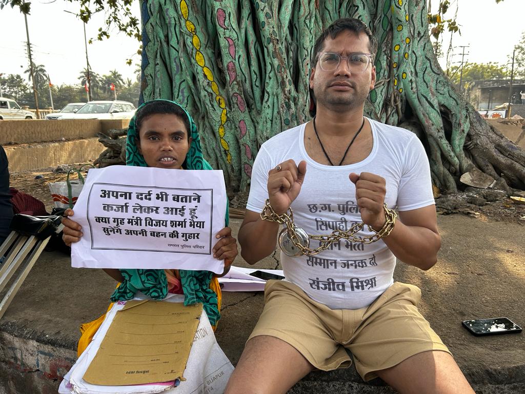 हाथों में हथकड़ी लगाकर बूढ़ा तलाब धरना स्थल  में 10 बिंदु मांगो को लेकर दिया गया धरना