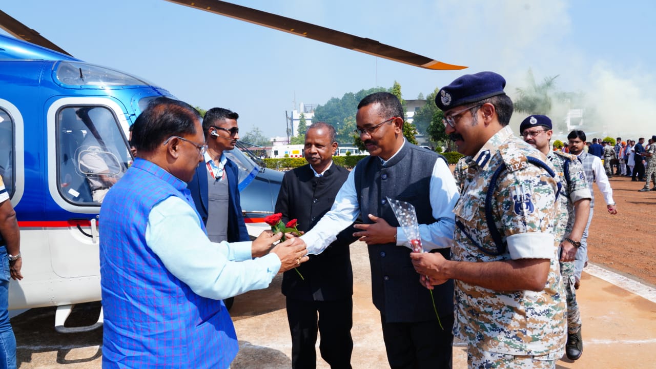  मुख्यमंत्री का नारायणपुर हेलीपैड में स्वागत