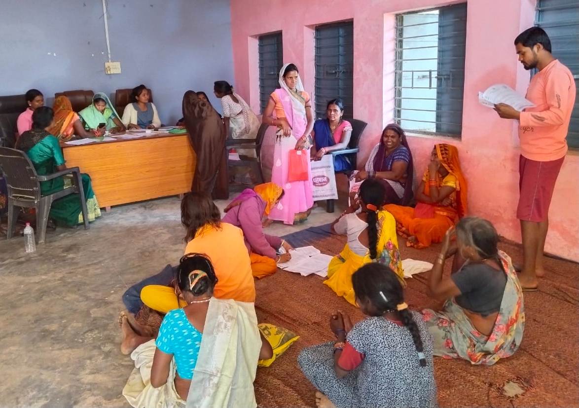 घर-घर सर्वे कर भरवाया जा रहा महतारी वंदन योजना का फॉर्म