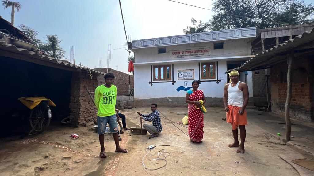 पीएम आवास योजना से चंदर, नीलावती और महादई को मिला पक्का मकान