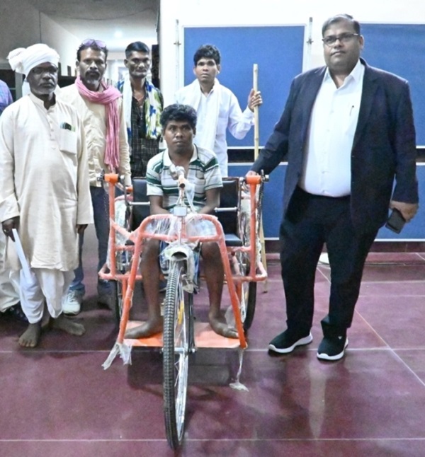 कलीराम को मिली ट्रायसाइकिल, अब किसी दूसरे का सहारा नहीं लेना पड़ेगा