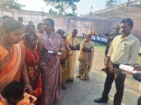 कलेक्टर ने बरमकेला तहसील के जन समस्या निवारण शिविर का निरीक्षण किया