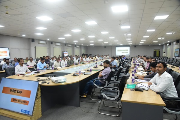 प्रभारी मंत्री बृजमोहन अग्रवाल ने की जिले में संचालित विकास कार्यों की समीक्षा