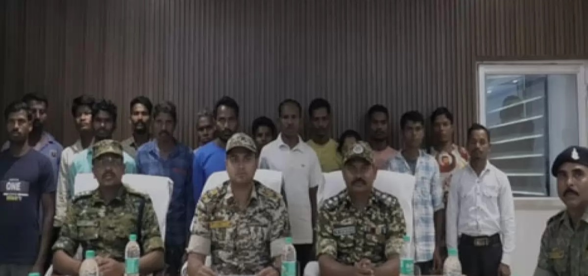 एलओएस कमांडर समेत 16 नक्सलियों ने किया आत्मसमर्पण