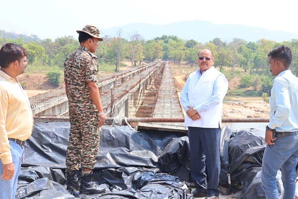 कलेक्टर पाण्डेय ने किया भैरमगढ़ में निर्माणधीन उच्च स्तरीय पुल का निरीक्षण