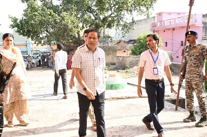 कलेक्टर, एसपी ने जिले के मतदान केंद्रों की व्यवस्था का लिया जायजा