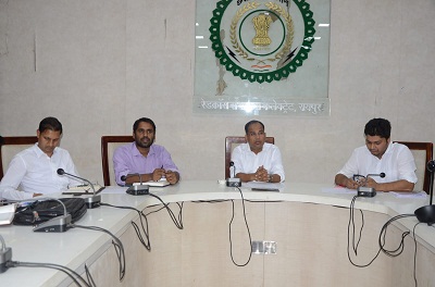 सभी नगरीय निकाय पानी के टंकी एवं नालों की सफाई सुनिश्चित करें: कलेक्टर डॉ गौरव सिंह