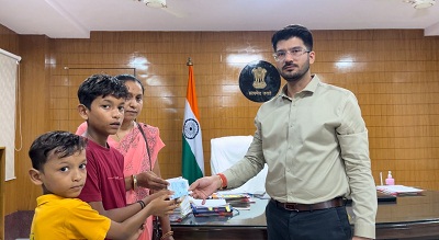 कलेक्टर ने शिक्षक परिवार को सौंपी 15 लाख रूपये की अनुग्रह राशि