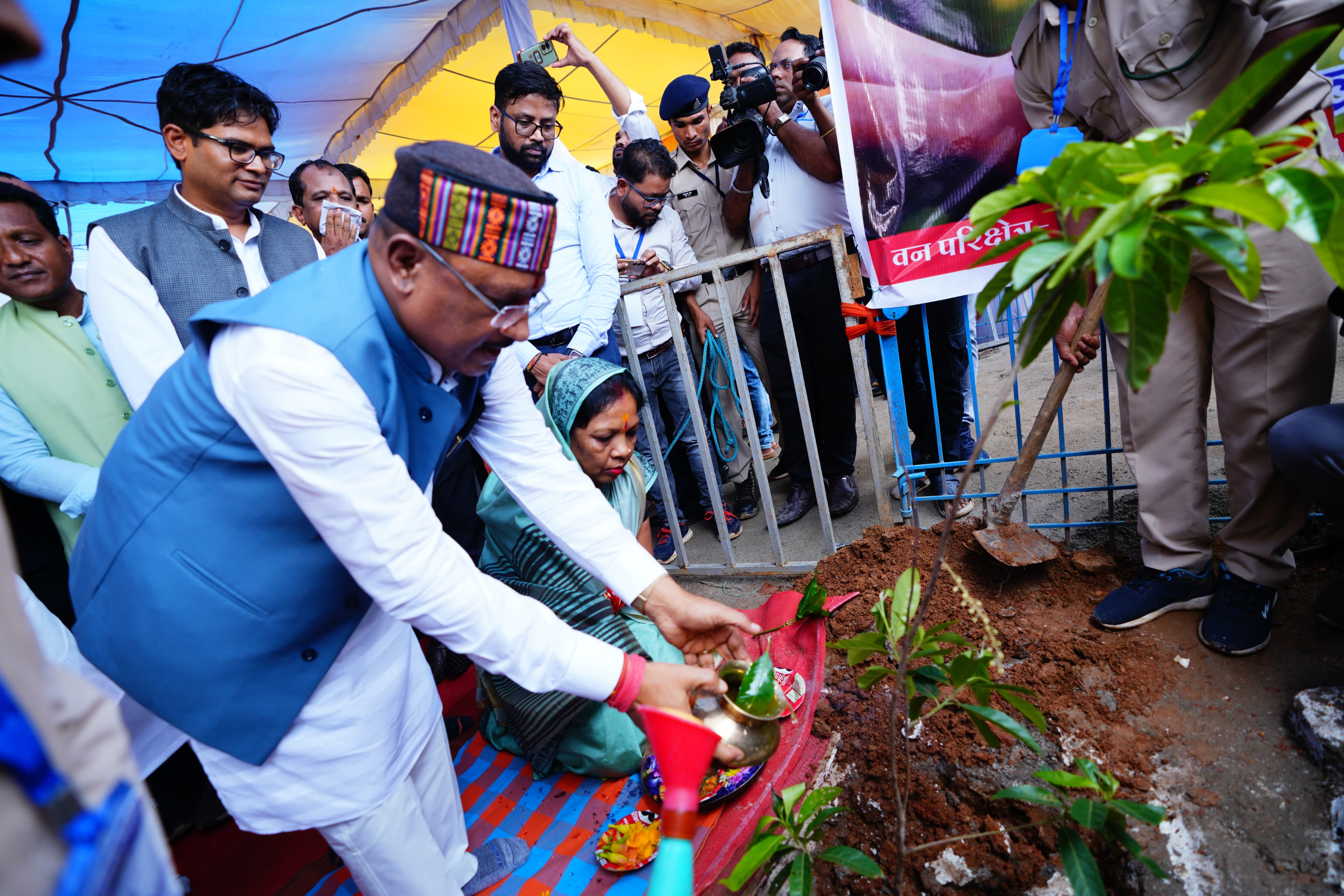 माँ के सम्मान में रुद्राक्ष का पौधा रोपा मुख्यमंत्री साय ने