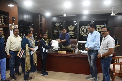 राष्ट्रीय जुडो चौम्पियनशीप प्रतियोगिता में उत्कृष्ट प्रदर्शन करने वाली हेमबती नाग का कलेक्टर ने किया सम्मान