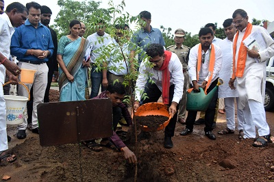 उपमुख्यमंत्री ने किया कलेक्टोरेट परिसर में पौध रोपण