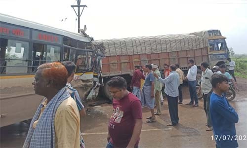 रायपुर-बलौदाबाजार मार्ग पर हादसा: ट्रक-बस की टक्कर में 20 लोग घायल