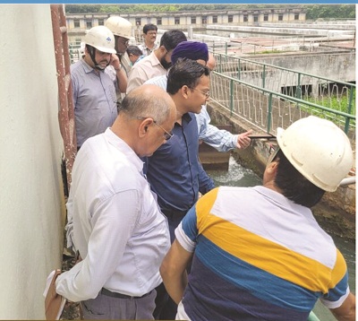 टाउनशिप में गंदे पानी की सप्लाई की शिकायत मिलने पर निगम आयुक्त जांचने पहुंचे बीएसपी फिल्टर प्लांट