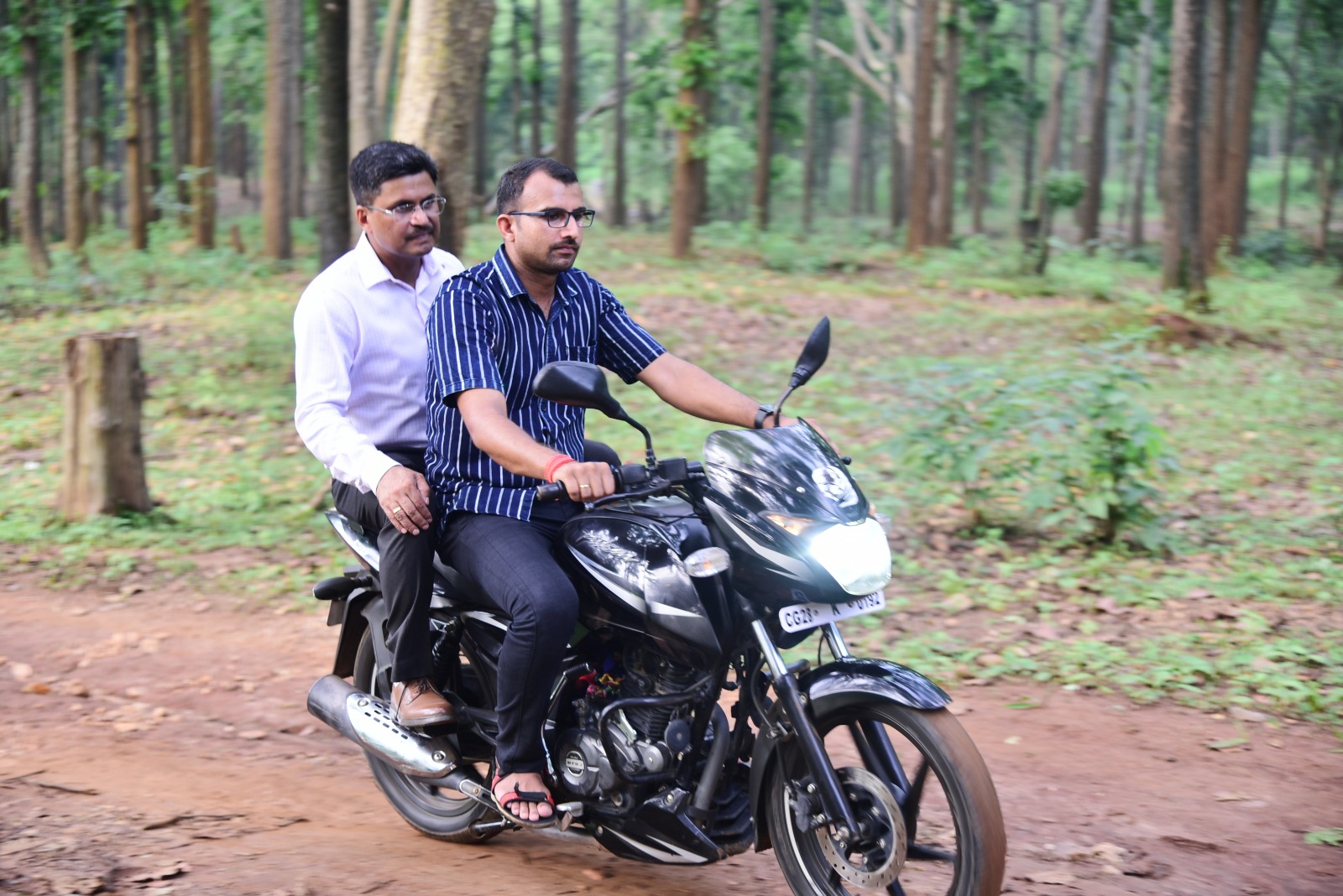 मुख्यमंत्री श्री विष्णुदेव साय का निर्देश, स्वास्थ्य मामलों में न हो कोई लापरवाही कलेक्टर ने बाईक से किया मलेरिया प्रभावित गांवों का दौरा