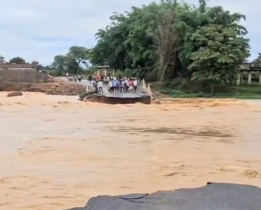 बारिश में बह गया पुल, 70 गांव कटे...