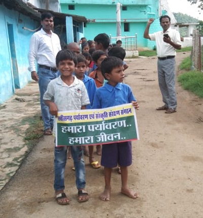 गांवों में रैली के जरिए मलेरिया और डायरिया से बचाव का दे रहे संदेश