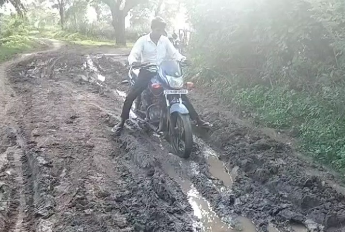 बारिश के दौरान दलदल और कीचड़ भरी सड़क पर चलने को मजबूर